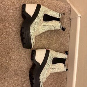 Elegant Textured Heeled Boots